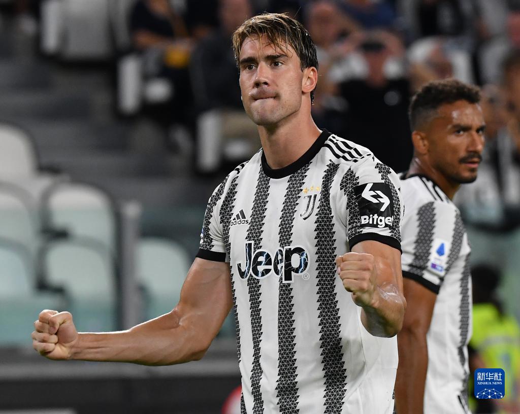 国乒8比1横扫日本队实现三连冠，林诗栋2-1胜张本智和哽咽致谢