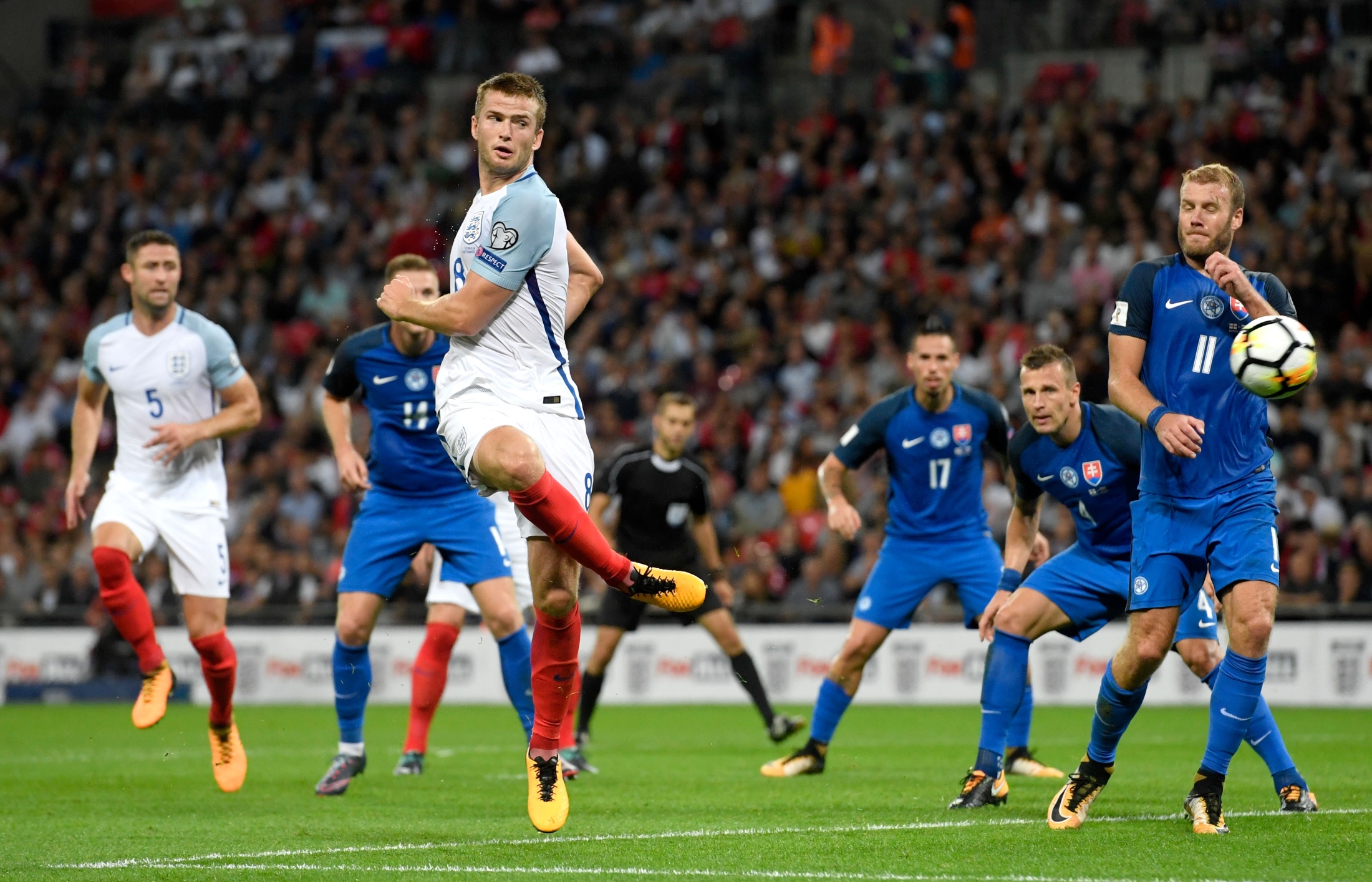 阿姆斯特丹市长：已对阿贾克斯球场燃放烟花一事展开调查