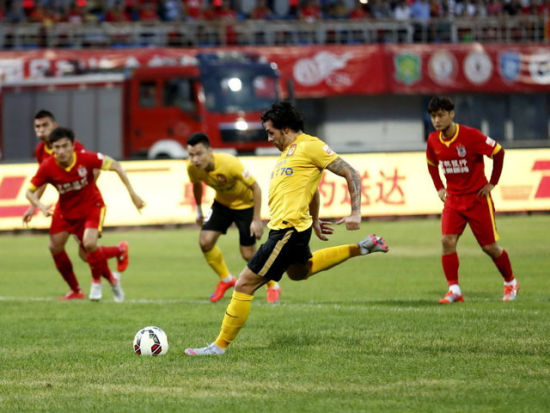 足坛狂欢一夜！欧冠7冠王3-2大逆转登顶意甲，红魔4-1大胜中资球队升第6